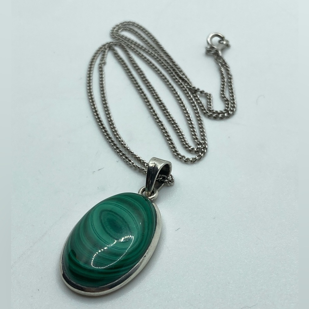 Vtg Sterling & Malachite Oval Cabochon Pendant & Chain 24” + 1.6” Pendant - Picture 3 of 10
